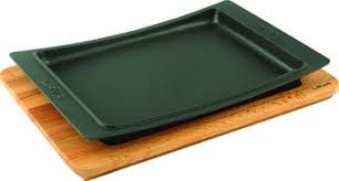 LAVA METAL Litinový talíř 36x24 cm s dřevěným podstavcem
