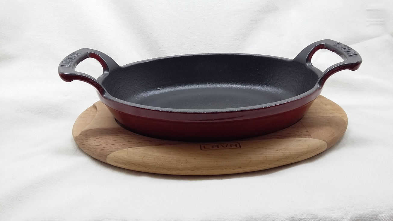 LAVA METAL Litinová pánev 19x14 cm s dřevěným podstavcem - červená