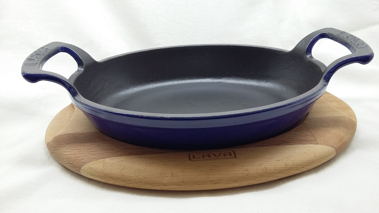 LAVA METAL Litinová pánev 19x14 cm s dřevěným podstavcem - modrá