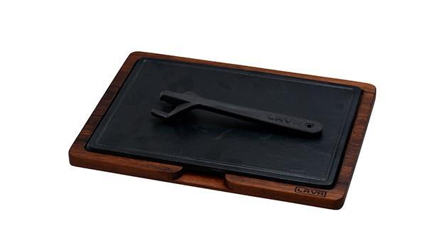 LAVA METAL Litinový talíř 20x30cm s dřevěným podstavcem