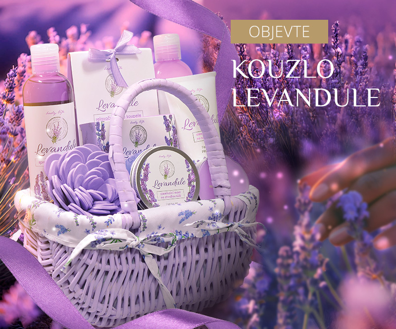 Dárkový koš levandulové kosmetiky na levandulovém poli