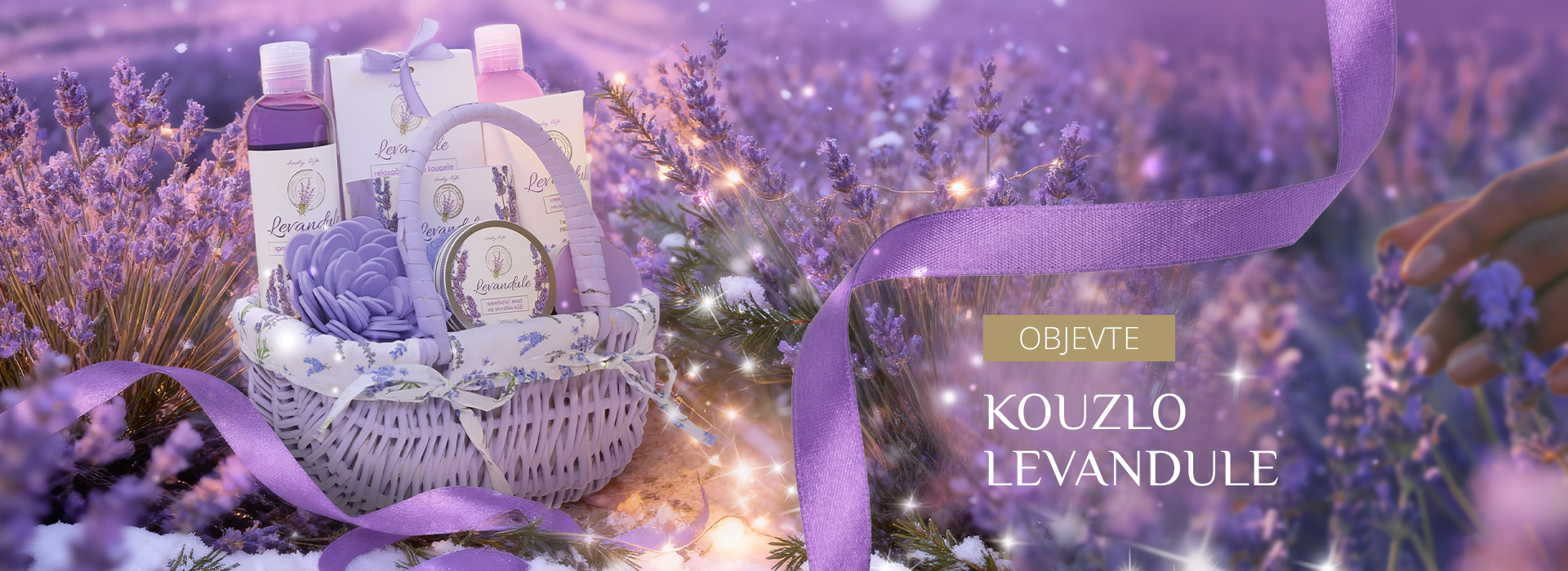Dárkový koš levandulové kosmetiky na levandulovém poli