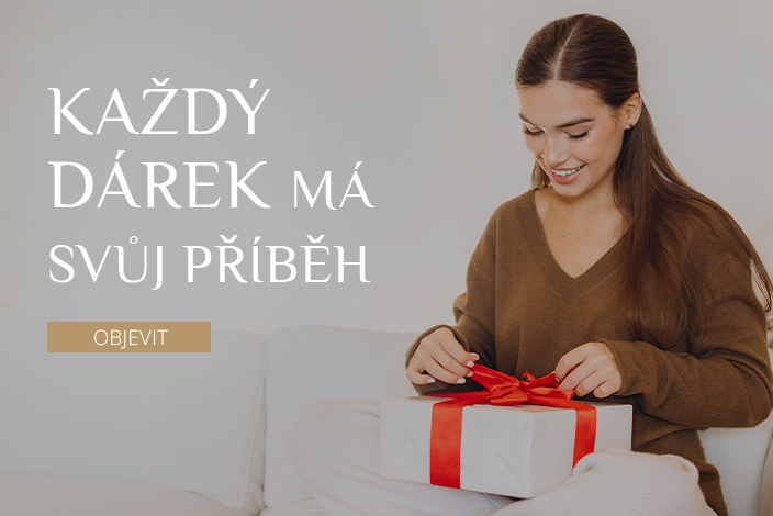 Žena rozbaluje dárek