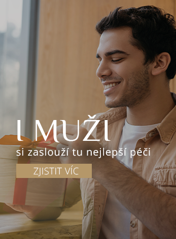 Muž rozbalující si dárek