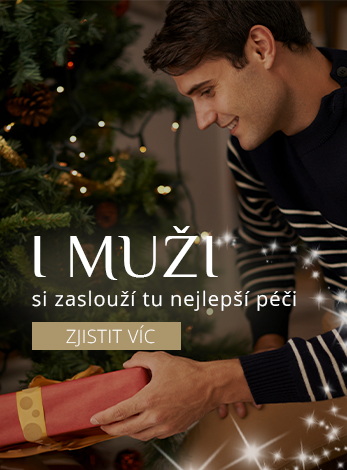 Muž rozbalující si dárek