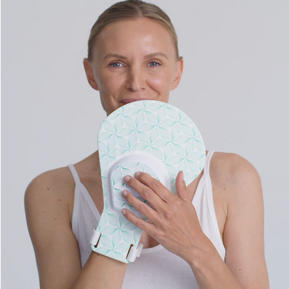 Nasazení LED rukavice Omnilux Contour Glove na ruku