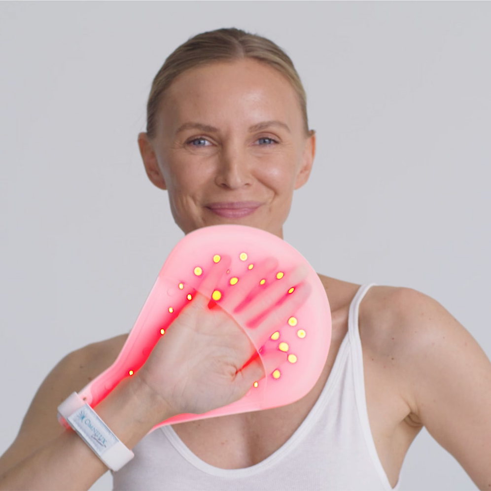 Zapnutá LED rukavice Omnilux Contour Glove během ošetření