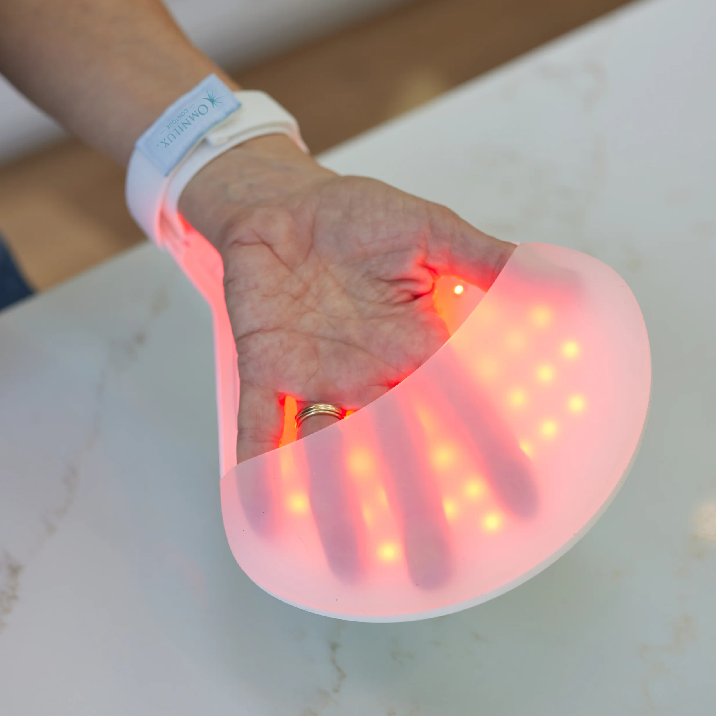 Použití LED rukavice Omnilux Contour Glove na čisté pokožce ruky