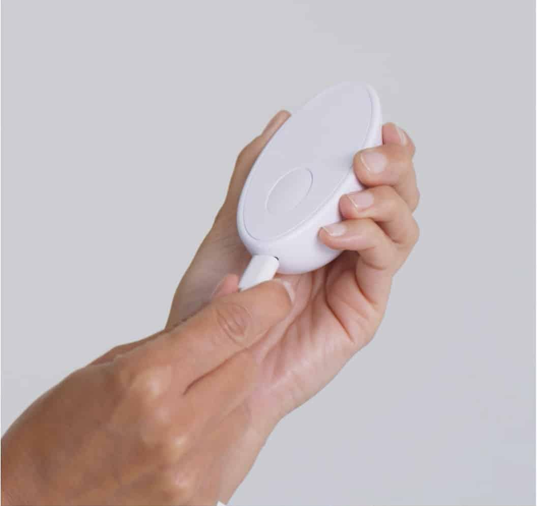 Připojení dobíjecího ovladače k zařízení Omnilux Contour Neck & Décolleté