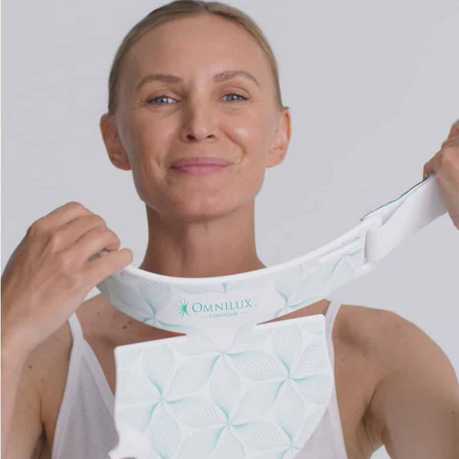 Nasazení LED zařízení Omnilux Contour Neck & Décolleté na krk a dekolt