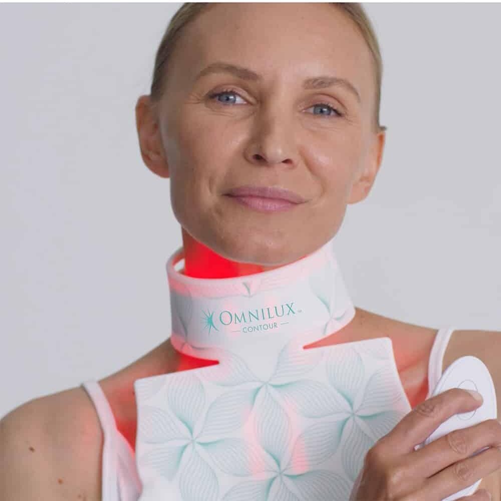 Desetiminutová LED terapie krku a dekoltu s Omnilux Contour Neck & Décolleté