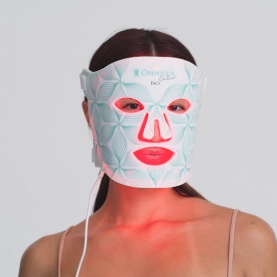 Použití masky Omnilux Contour Face během 10minutového ošetření