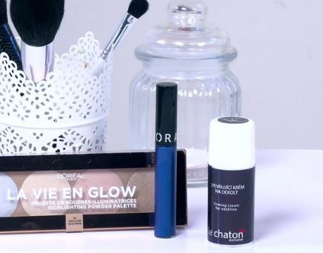 Modrá rtěnka, rozjasňující paletka a krém na dekolt: Která z novinek stojí za utrácení?