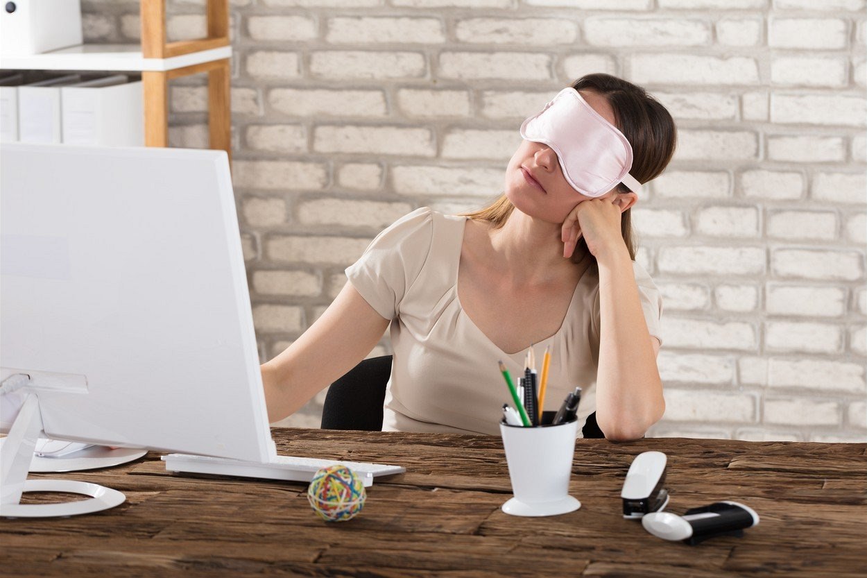 Nevyspala jste se do růžova? Ukážeme vám čtyři tipy, jak na unavené oči