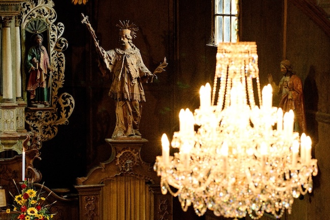 Interiér kostel sv. Petra a Pavla - lustr a socha