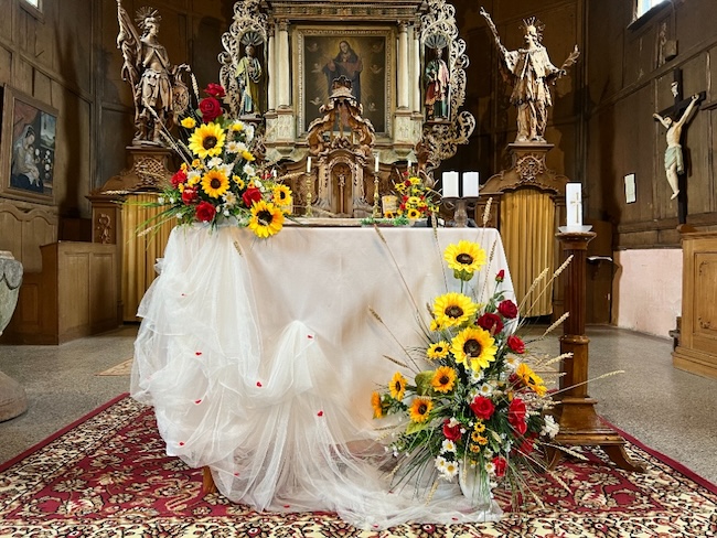 Oltář v kostele sv. Petra a Pavla