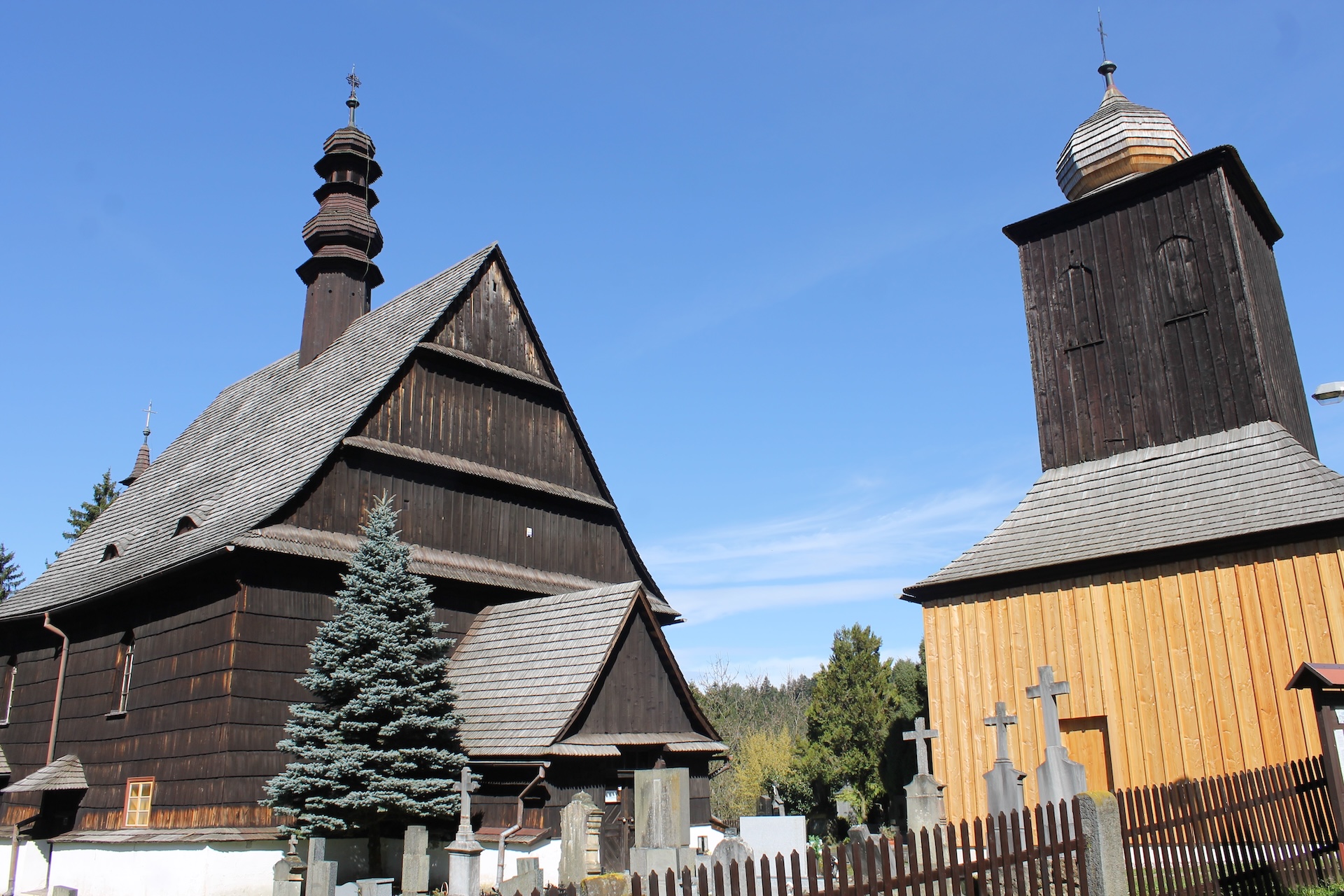 Dřevěný kostel sv. Petra a Pavla v Liberku se zvonicí