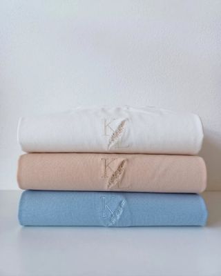 Trička s dlouhým rukávem z bio bavlny s certifikátem GOTS. 🪡 Jemná výšivka je krásný detail, který tričku přidává na luxusu.