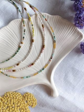Nová kolekce náhrdelníků už je na e-shopu. 📿 Použité minerály, říční perly a české sklo z nich dělají nádherný jemný...