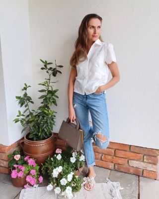Košulenka z vyšívané bavlny si pomalu získává vaši přízeň. Já osobně se těším, jak bude ladit k naší nové podzimní sukni a...