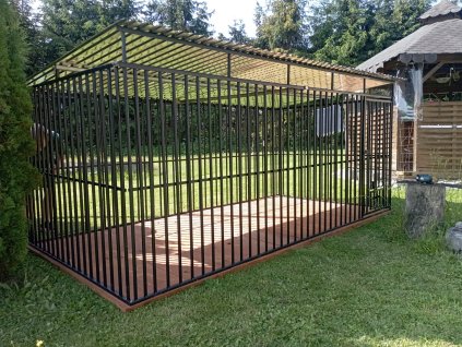 ČERNÝ KOVOVÝ KOTEC GRIFFIN 4x2m