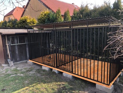 ČERNÝ KOVOVÝ DVOJKOTEC 4x2m