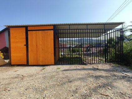 ČERNY KOVOVÝ KOTEC S ÚLOŽNÝM PROSTOREM 5x2m