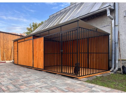 ČERNY KOVOVÝ KOTEC S ÚLOŽNÝM PROSTOREM 6x2m