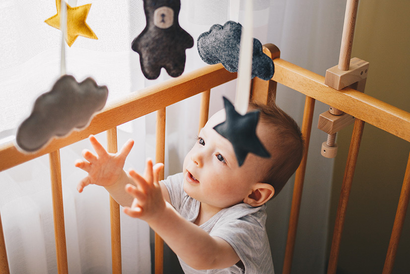 Jak upevnit kolotoč na postýlku