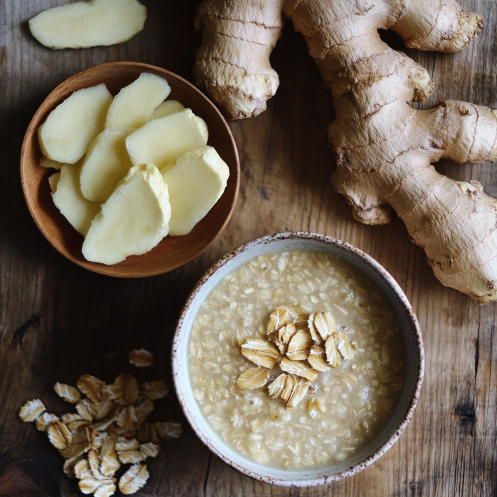 Dietní ovesná kaše s KOTSAM zázvorovým čajem, skořicí a ořechy