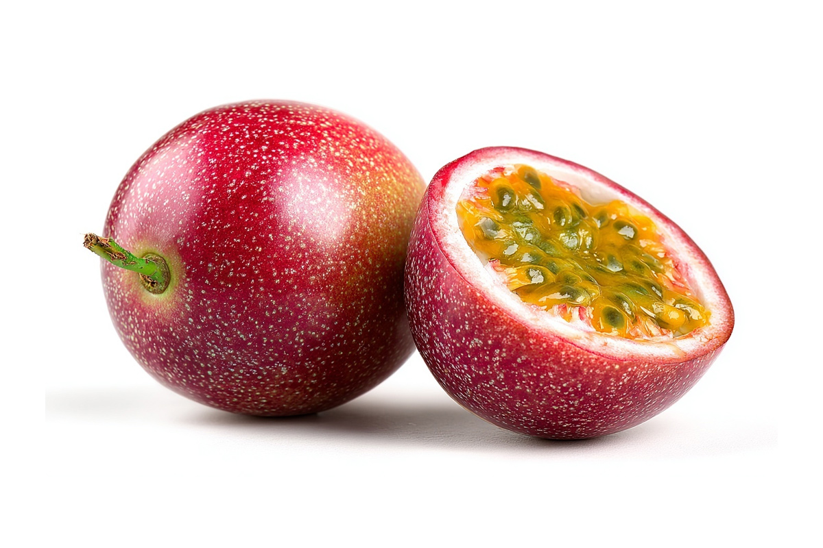 Mučenka (maracuja) – celá a půlená na bílém pozadí; zdravotní přínosy a nutriční hodnoty KOTSAM