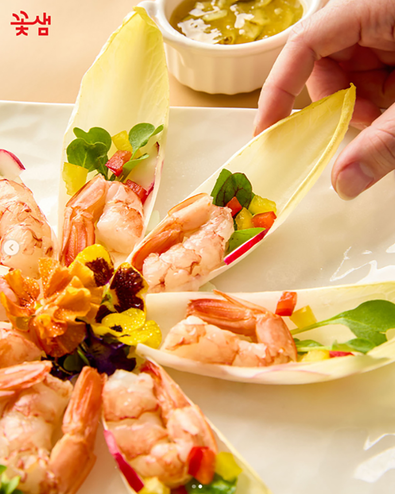 Endivový salát s krevetami a citrusovým dresinkem ze zelené mandarinky Kotsam