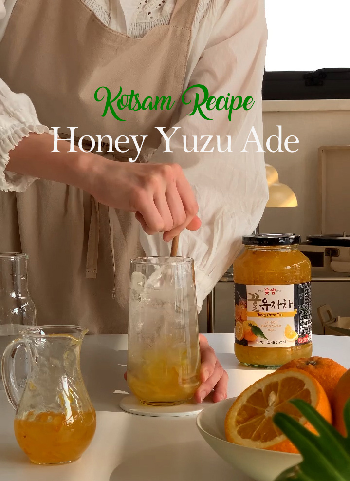 Domácí Yuzu limonáda – příprava osvěžujícího nápoje z yuzu čaje Kotsam, perlivé vody a ledu v čisté kuchyni