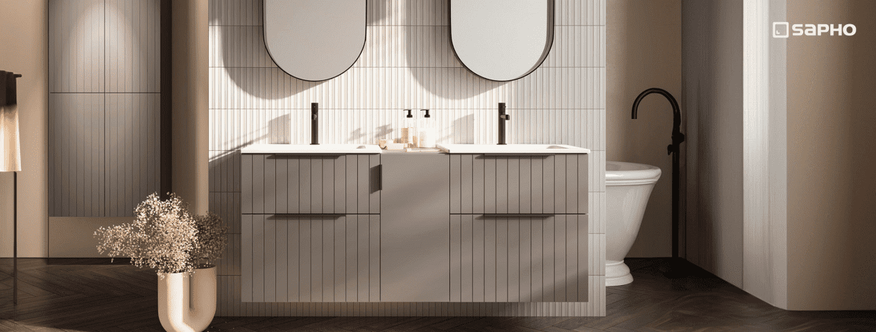 Moderní koupelnová skříňka pod umyvadlo CIRASA STRIP v elegantním dekoru, doplněná o vysokou doplňkovou skříňku.