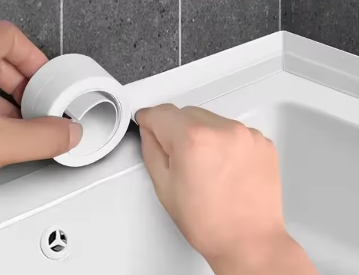Eco produkty Černá samolepící těsnící páska 38 mm x 3200 mm kolem vany a vaničky; samolepící těsnění k vaně nebo vaničce
