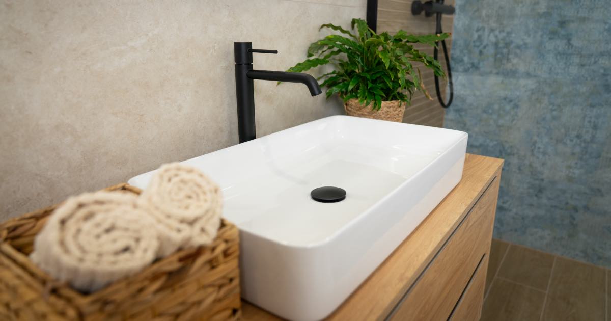 Jak čistit černé baterie a černé keramické umyvadlo