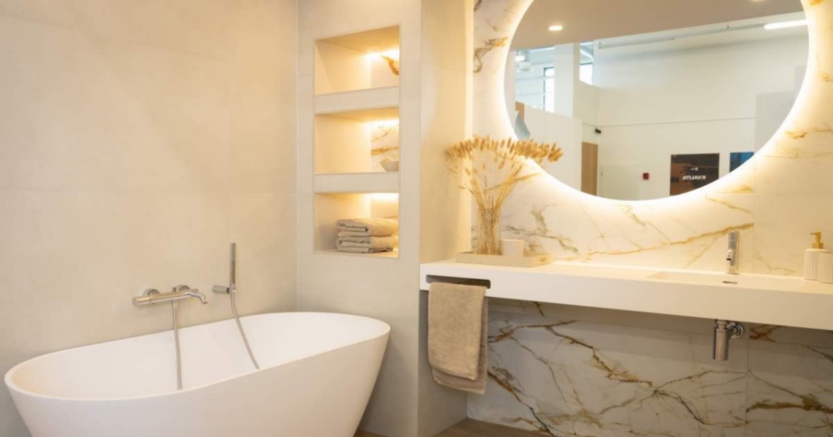 Světlé koupelny nemusí být nudné: Inspirace, jak z nich vytvořit designový prostor plný osobitosti