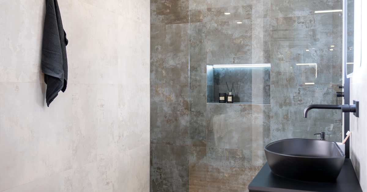Betonová stěrka: moderní materiál pro nadčasové koupelny