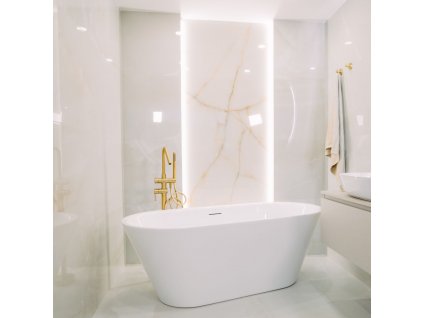 Elegantní koupelna ve stylu hotelového wellness se zlatými bateriemi, mramorovými obklady a volně stojící vanou