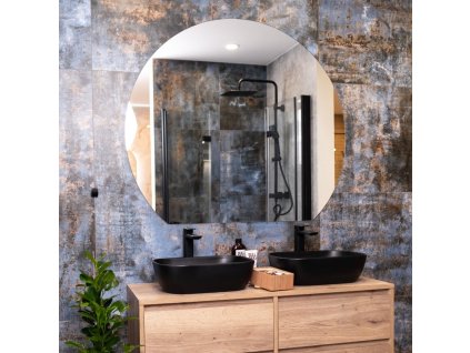 Moderní koupelna s designovými modrými obklady, sprchovým koutem, dřevěnými skříňkami a podsvíceným zrcadlem