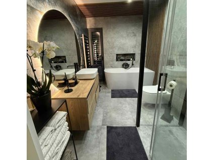 20. Moderní koupelna s betonovými obklady, dřevěnými lamely, velkým zrcadlem, sprchovým koutem a vanou