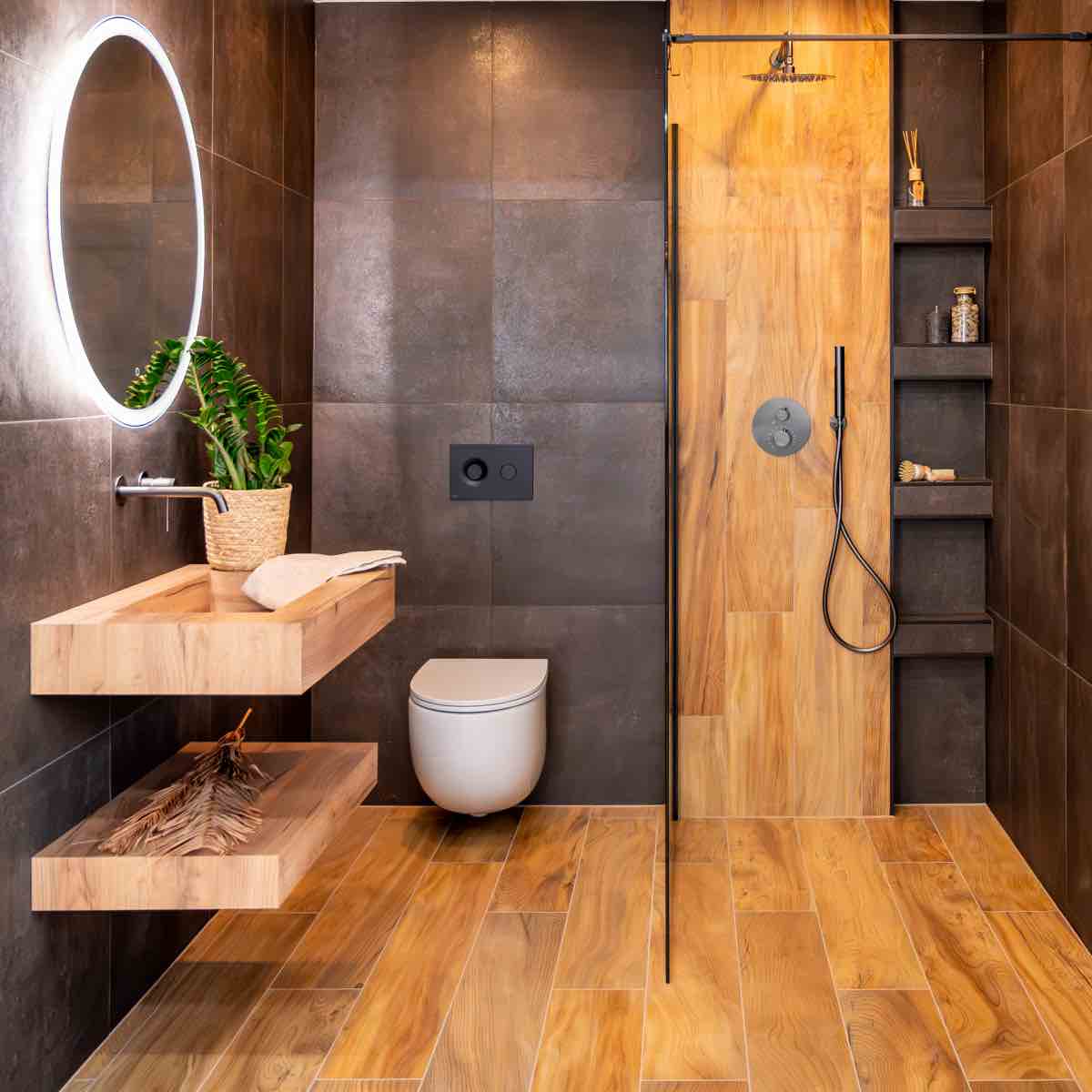Přírodní koupelna s tmavými a dřevěnými obklady a  sprchou walk-in