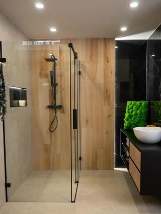 🖤 Koupelna MELFI V neboli harmonie přírodních materiálů a moderní elegance. Imitace betonu, dřevo a černý mramor. Tři...