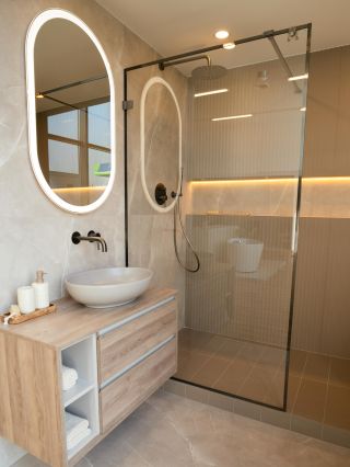 Vzorová koupelna Sapri ✨ Světlé odstíny, baterie v moderním kovovém provedení a čistý design vytvářejí nadčasovou...