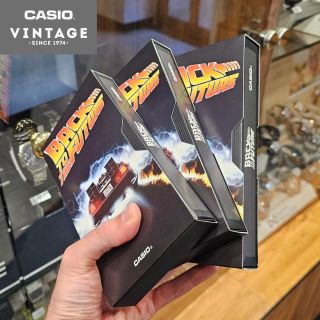 🎬 Ne, nejsou to VHS kazety s Návratem do budoucnosti. Jsou to hodinky CASIO CA-500WEBF-1AER, speciální limitka k 40....