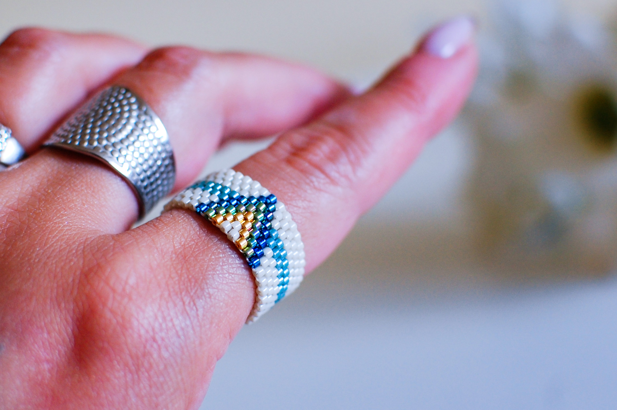 Prstýnek bílo modro zelený L