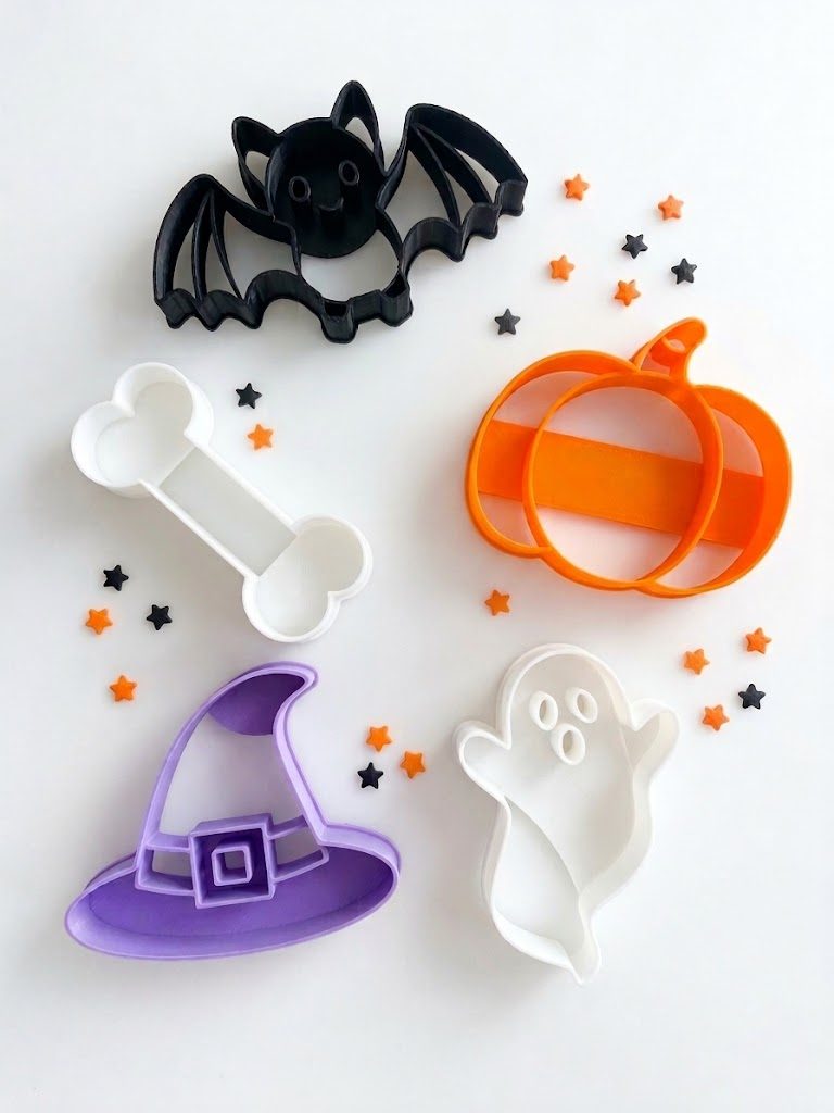 Halloweenská vykrajovátka na modelínu – duch, dýně, netopýr, klobouk a kost