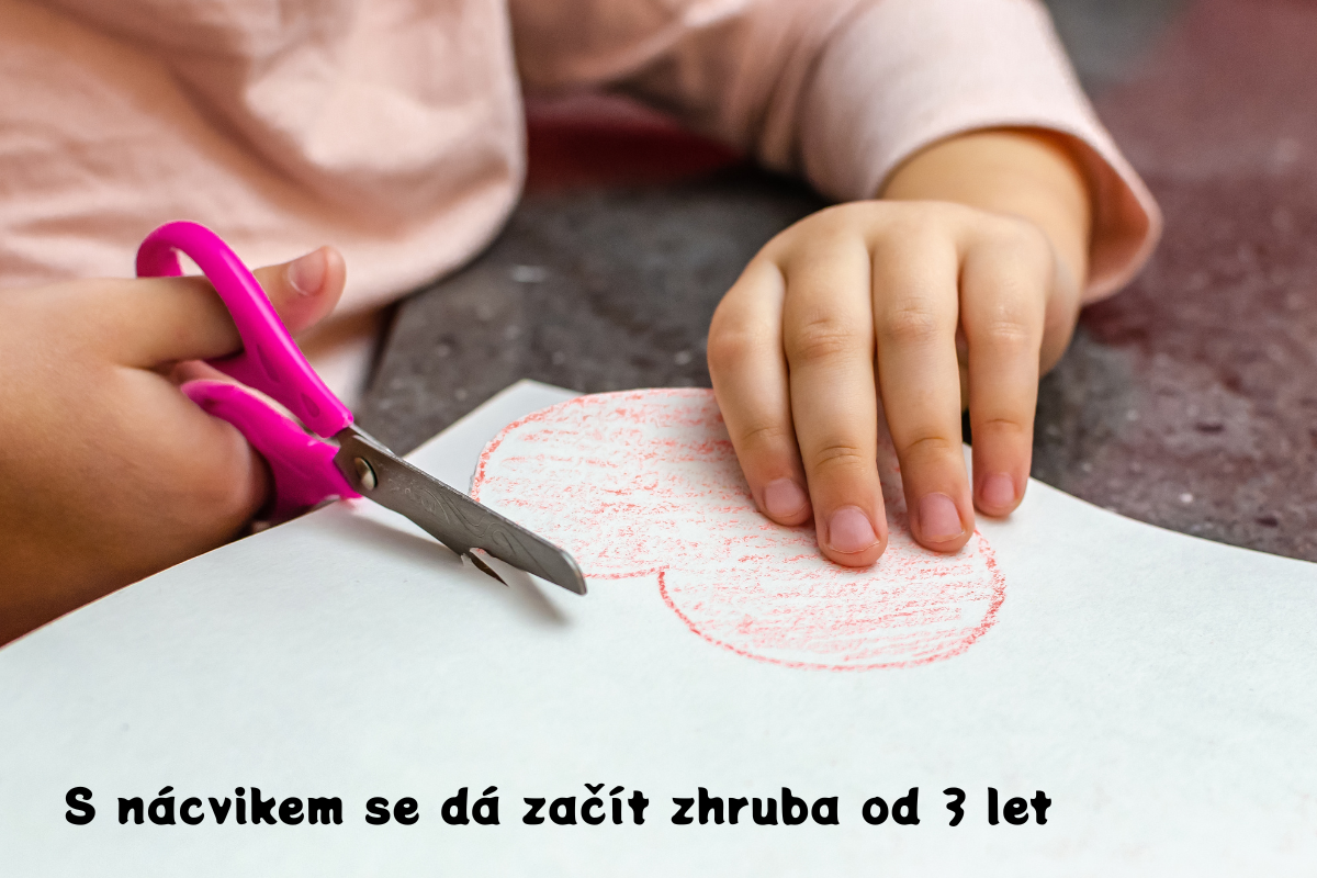 Dítě trénuje stříhání nůžkami