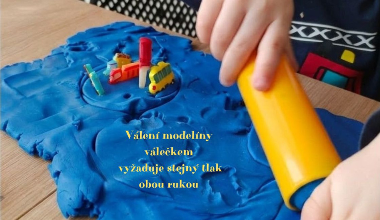 Detail na dětské ruce, které válejí modelínu od Mámy v rejži dětským válečkem na modelínu.
