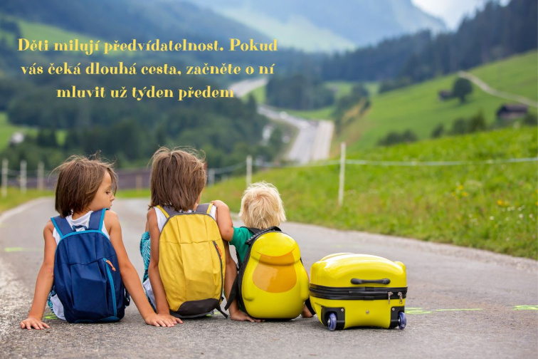 Tři děti s batohy a žlutým kufrem sedí na horské silnici. V obrázku je text o přípravě dětí na dlouhou cestu.